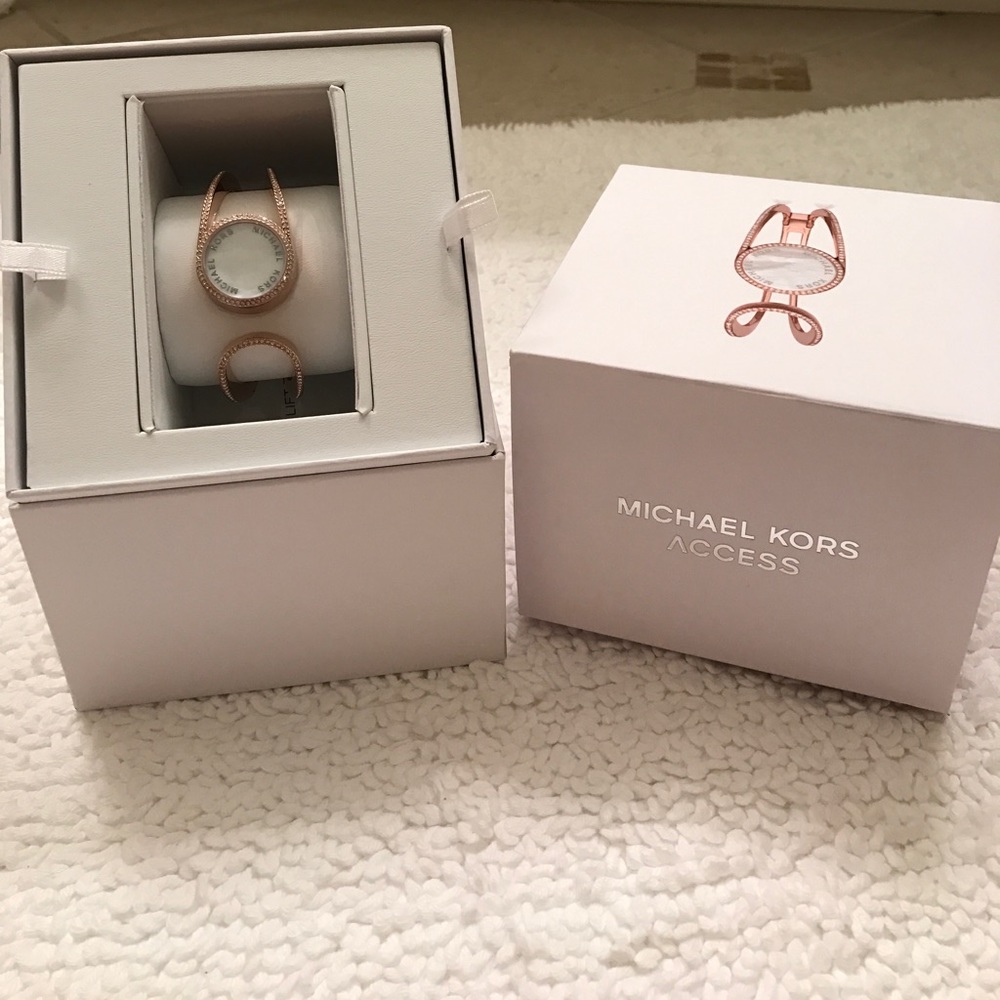 NWT Michael Kors Access Activity Tracker